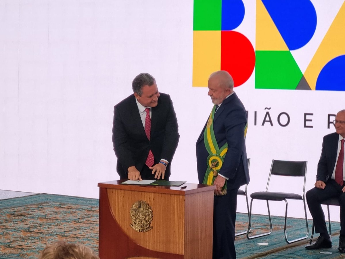 ptbahia's tweet photo. A correria agora é pelo Brasil! @costa_rui acaba de ser empossado como Ministro da Casa Civil do Governo @LulaOficial. O #TimeDoTrabalho vai reconstruir o Brasil e devolver ao brasileiro a possibilidade de sonhar com um futuro melhor. #PTBahia https://t.co/Fzh3g2LK9d