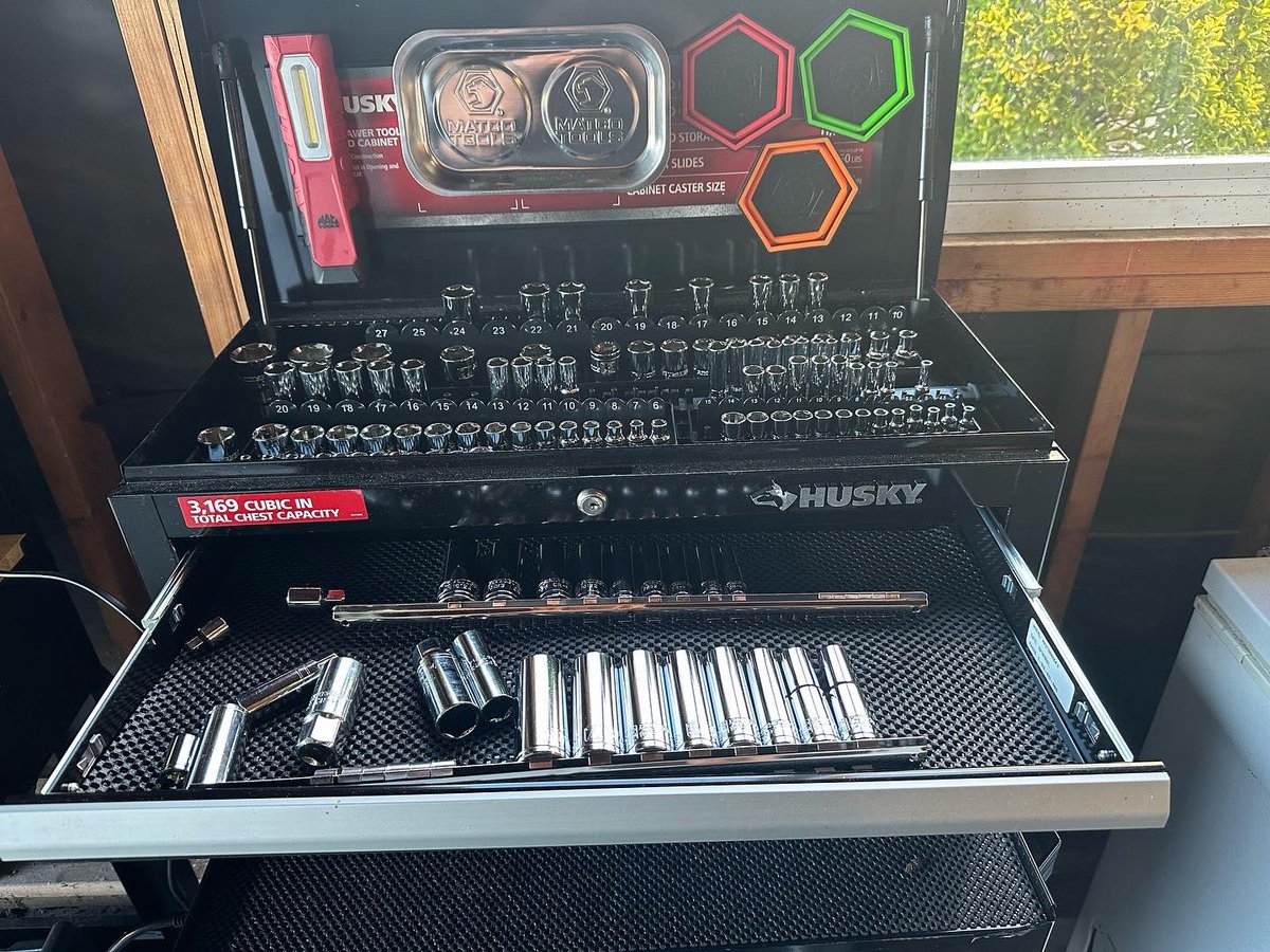 New Year's resolution number one completed: orrganization of my tools, tool chest, and workbench oh yeah 👍 😉 👊 💪