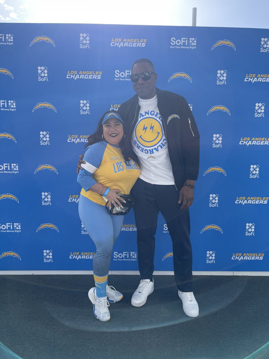 TheAmyCarta's tweet photo. @AntonioGates85 meeting you was the highlight of my day 😘 https://t.co/xL7j0dE5xL