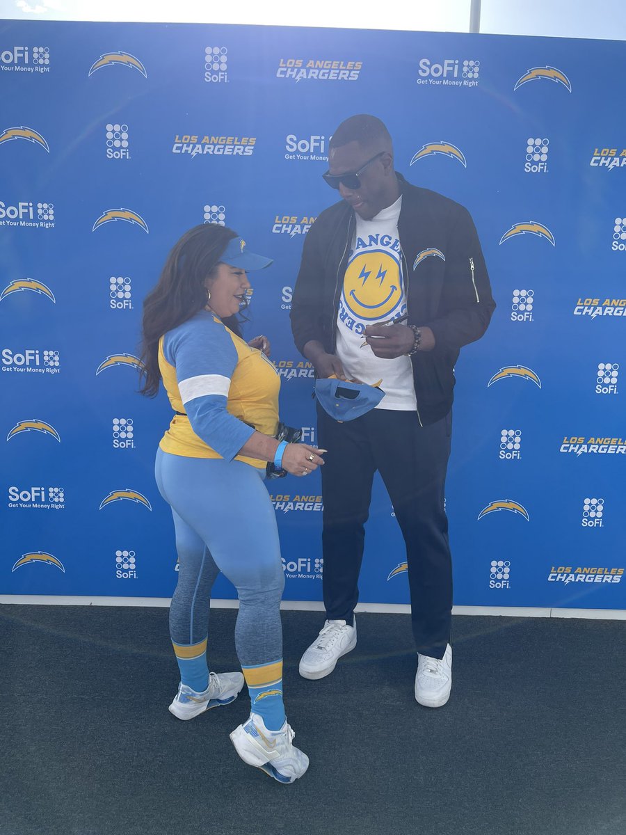 TheAmyCarta's tweet photo. @AntonioGates85 meeting you was the highlight of my day 😘 https://t.co/xL7j0dE5xL
