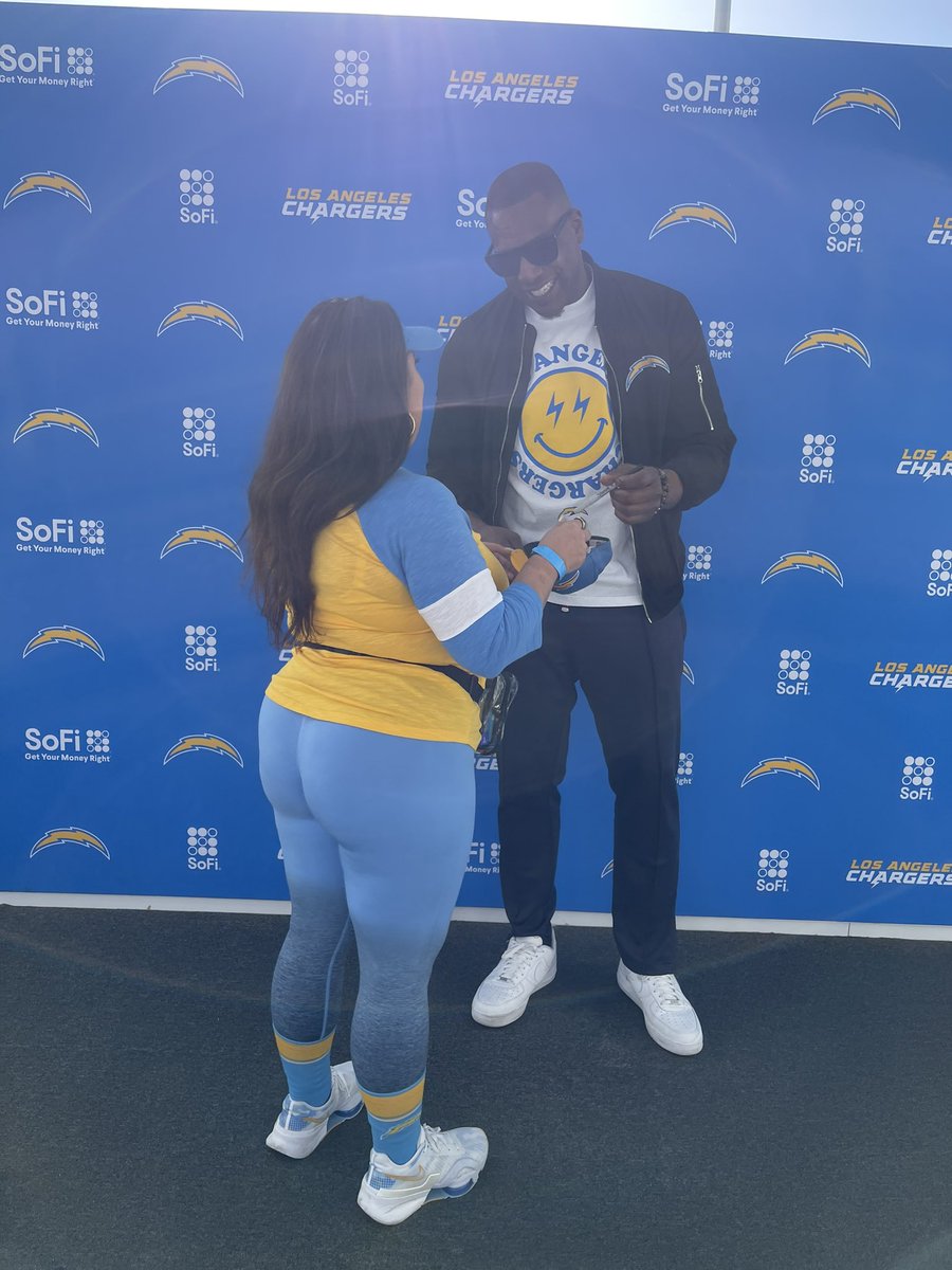 TheAmyCarta's tweet photo. @AntonioGates85 meeting you was the highlight of my day 😘 https://t.co/xL7j0dE5xL