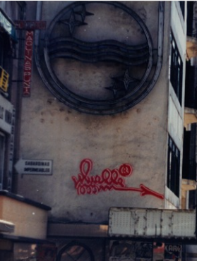 khunn257's tweet photo. Muelle, el primer grafitero de España.

A mediados de los 80, Juan Carlos Argüello empezó a estampar por el barrio de Campamento (Madrid). Con los años acabó siendo un personaje muy popular en la ciudad.

En 2016, se restauró la estampa de calle Morata, que persiste desde 1988. https://t.co/pFa0dwzF6s