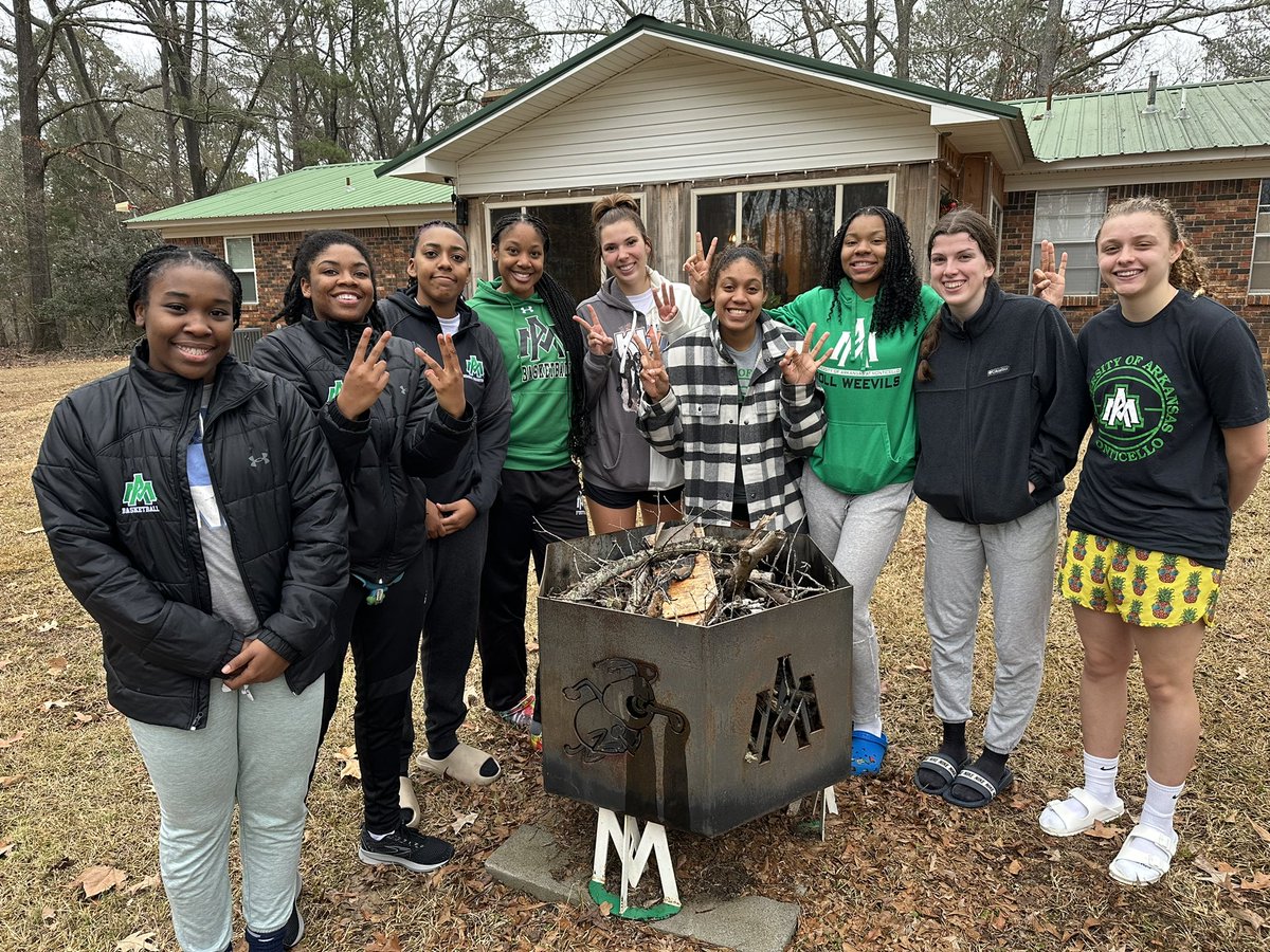 UAMwbkb's tweet photo. First team dinner of 2023! #HappyNewYear #uamwbb #uam #uamsports https://t.co/Qa3nvaPxtP
