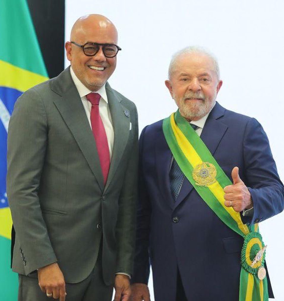madeleintlSUR's tweet photo. Con estas escenas del pdte. de la Asamblea Nacional @jorgerpsuv en representación del Presidente @NicolasMaduro con los mandatarios de #Colombia y #Brasil, se cierra el nefasto capítulo de la agresión de #EEUU utilizando a los vecinos de #Venezuela para  la guerra en la región https://t.co/Y50Nrt2436