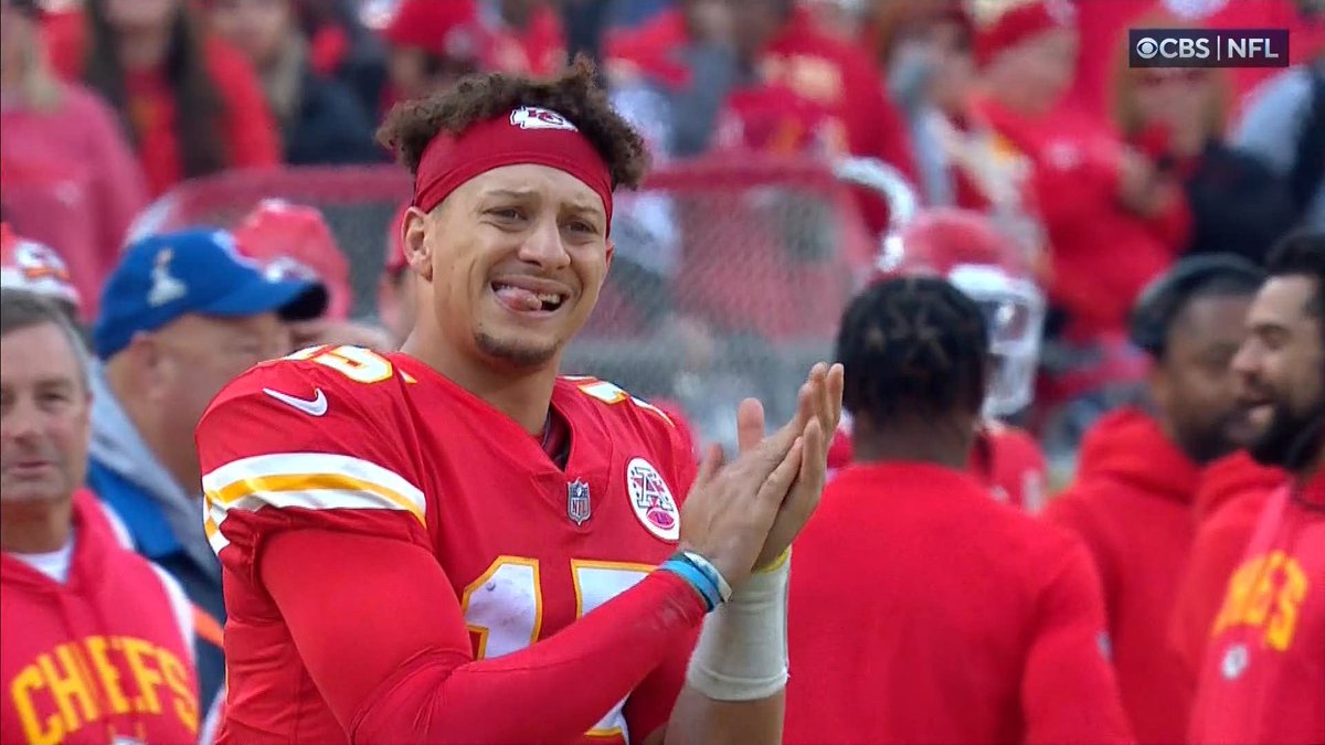 ClayWendler's tweet photo. Patrick Mahomes needs 194 total yards next week to break the NFL record for Total Offense set by Drew Brees in 2011.
 
Mahomes needs 429 passing yards next week to break the NFL record for passing yards set by Peyton Manning in 2013. https://t.co/IFakjMJtm6