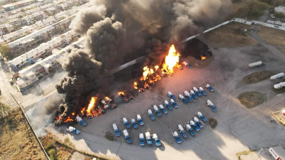 AztecaNoticias's tweet photo. #ACTUALIZACIÓN | Se trata de 16 pipas y una plataforma consumidas por el fuego; @PC_NuevoLeon también reporta 15 casas afectadas por la onda expansiva (vidrios rotos, principalmente) 

En estos momentos se reporta fuego #BajoControl sin mayor riesgo. https://t.co/UyM6Ddtfna