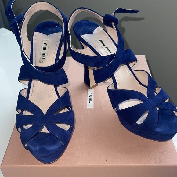 pursesnmor's tweet photo. So good I had to share! Check out all the items I'm loving on @Poshmarkapp from @thekittensheel #poshmark #fashion #style #shopmycloset #miumiu: https://t.co/pVIUDRVh4r https://t.co/lyzrH038SH
