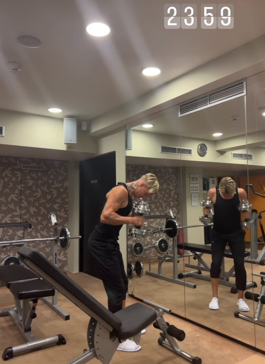 now.arsenal on Twitter "Zinchenko posting a gym selfie on Instagram