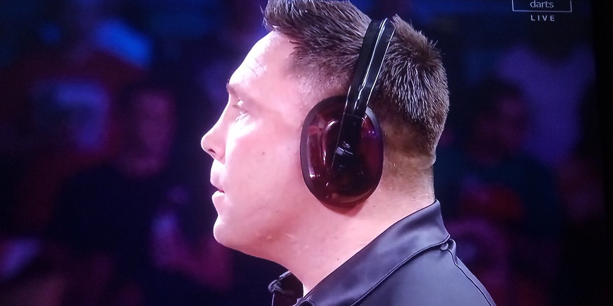 Should have gone to wolfhound direct Gerwyn and got yourself a decent pair #DartsWM #DartsFC #darts #GerwynPrice #eardefenders #Welcome2023 #HappyNewYear2023