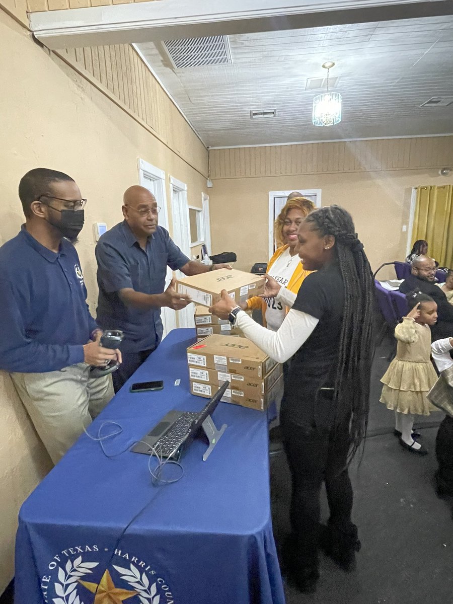 RodneyEllis's tweet photo. To ring in the New Year, today we hosted a Chromebook distribution event at Word of Life Church. https://t.co/uxNmYOPqEo