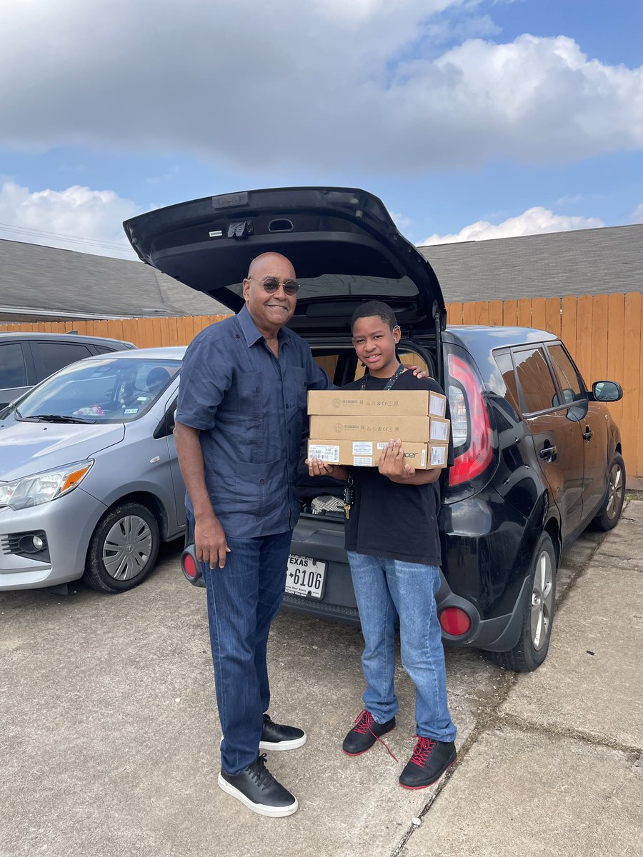 RodneyEllis's tweet photo. To ring in the New Year, today we hosted a Chromebook distribution event at Word of Life Church. https://t.co/uxNmYOPqEo