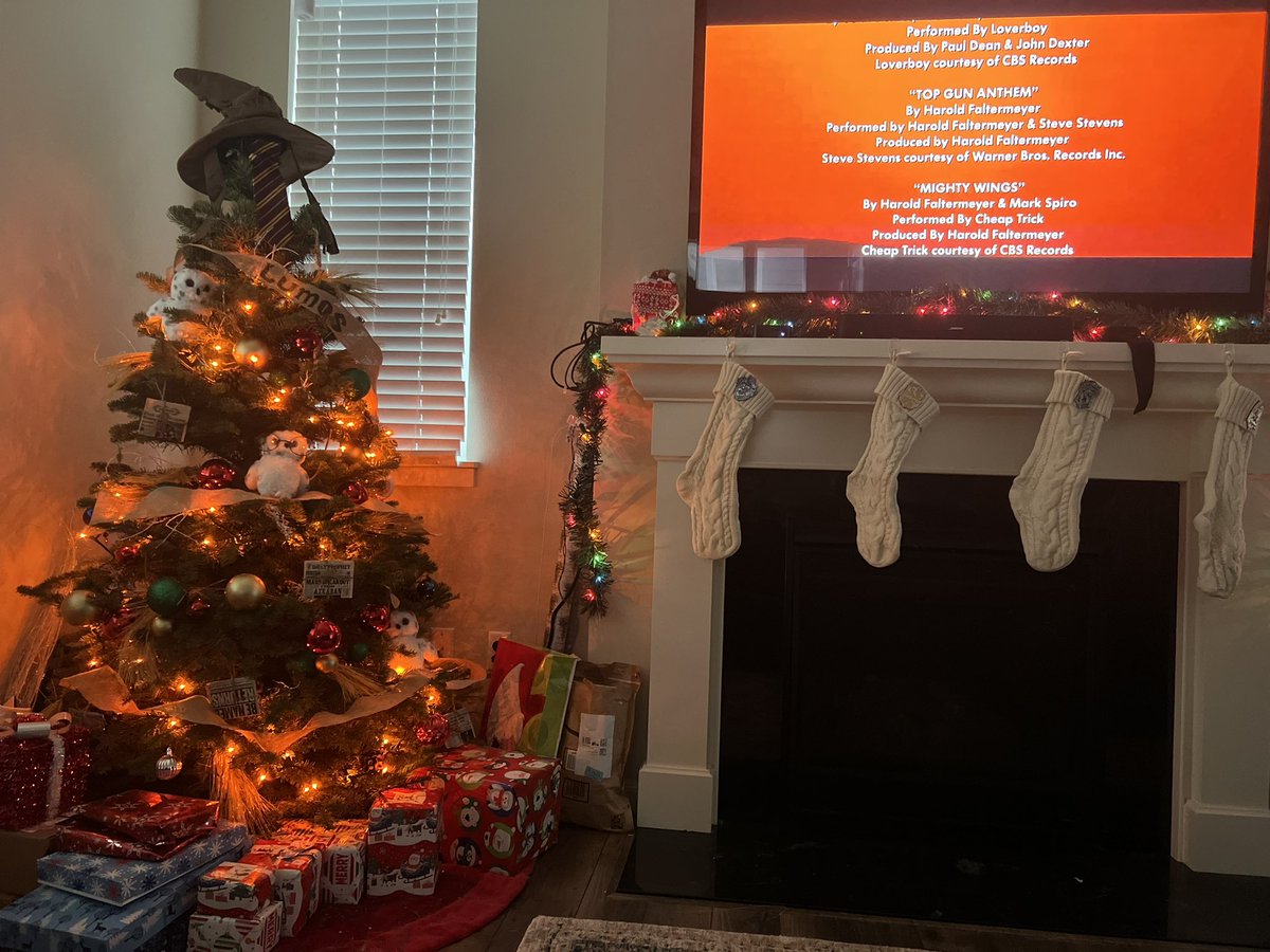 whoaaitschels's tweet photo. I don’t wanna take my tree down 🥺 https://t.co/dFJSgiIgxO