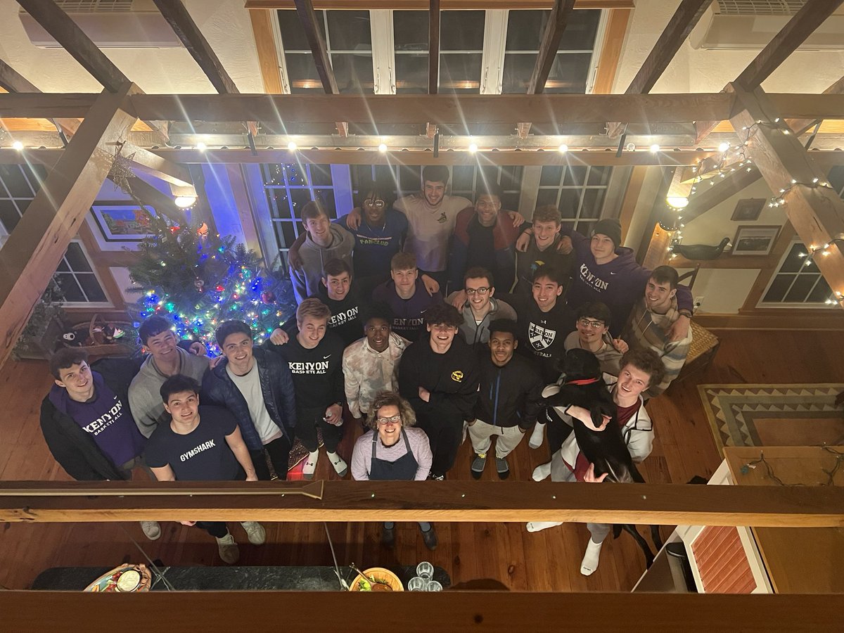 Kenyon_MBB's tweet photo. Great food, great people. Happy new year from Kenyon Men’s basketball! #GoOwls https://t.co/lhdRBrMSag