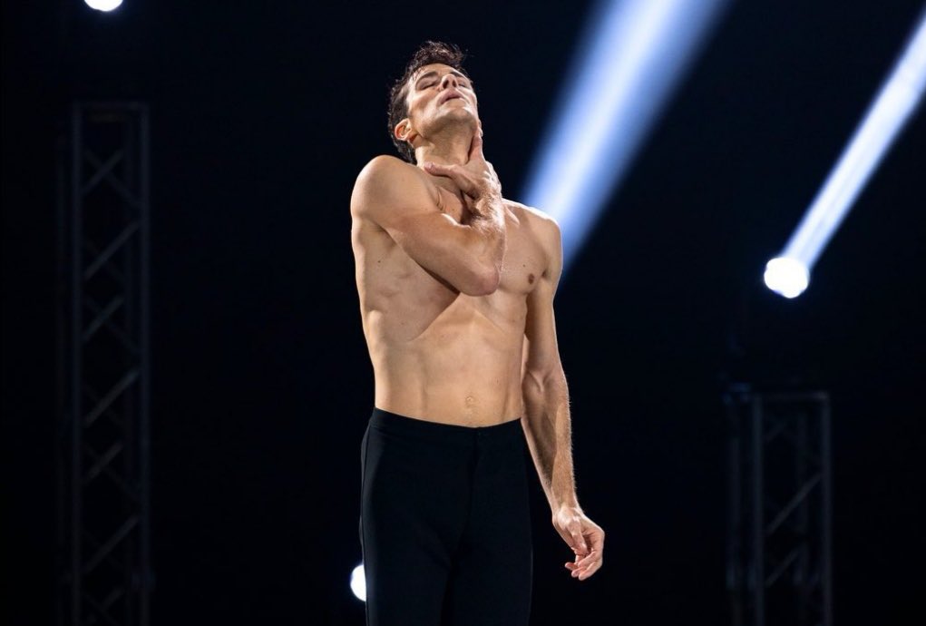 chirossa's tweet photo. @RobertoBolle che balla su musica di @eziobosso. La bellezza,l’unicità,il dolore. Arte al massimo della sua espressione. Lacrime perché non si può restare indifferenti a così tanto tutto insieme. #Ballaconme https://t.co/Wmbi9qKAMo