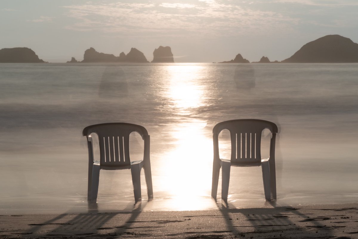 diegoMdeC's tweet photo. Good bye 2022 

#nikon D750 - Nikon 24-120mm F4 
ISO: 100 
120 mm 
F20
15 sec Long exposure @urth 1000 

During the sunset, i saw a pair of chairs near the sea and thought it could look kinda cool if my wife and i sat on the chairs with a long exposure. Hope you like the result. https://t.co/5WvC2KlFKC