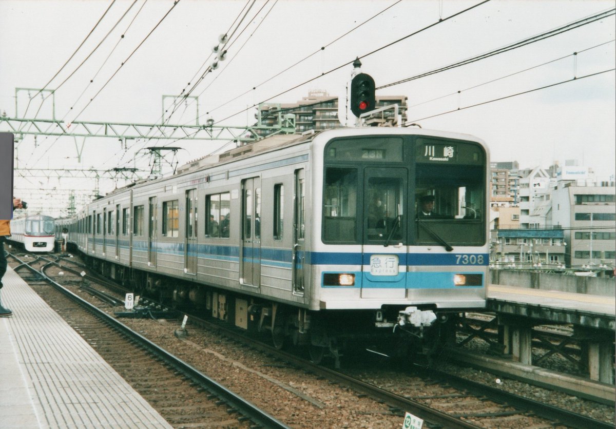 bbb1017817's tweet photo. 「箱根駅伝と京急」と言えば第一京浜と交差する空港線の踏切です。
選手が通過する時間帯の羽田空港ゆきは京急川崎ゆきに変更して、折返し上り列車は京急蒲田まで回送して運転されていました。
この光景は高架化が完了した2012年をもって見納めになりました。
こちらは2006年当時の様子です。 https://t.co/BVM1F2Cgbf