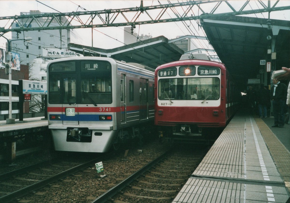 bbb1017817's tweet photo. 「箱根駅伝と京急」と言えば第一京浜と交差する空港線の踏切です。
選手が通過する時間帯の羽田空港ゆきは京急川崎ゆきに変更して、折返し上り列車は京急蒲田まで回送して運転されていました。
この光景は高架化が完了した2012年をもって見納めになりました。
こちらは2006年当時の様子です。 https://t.co/BVM1F2Cgbf