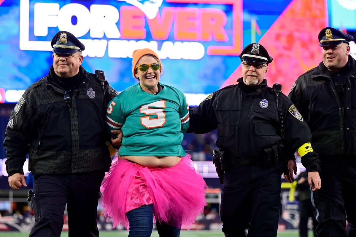 ByChrisMason's tweet photo. Apparently this lady ran onto the field and got arrested today.
Who knew? https://t.co/kWphsVfAqa
