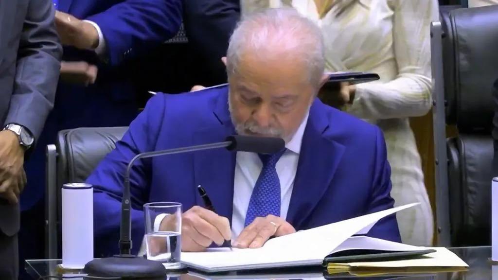 DanVitorPH's tweet photo. Até o livro é falso (sem as tiras coloridas)
PRESIDENTE DE FESTA JUNINA https://t.co/OBktcjXRjv