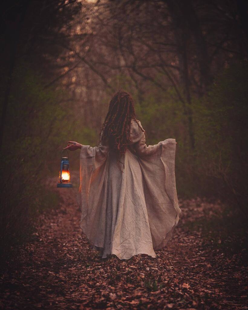 wildingarts's tweet photo. Something about lanterns in the forest.. then you add that dress… ✨
In frame: @hana.honua.rowan
#lantern #fantasy #fantasydress #enchanted #magic #magicforest #witchesofinstagram #witchyvibes #witchofthewoods #dreadlocks #dreadstagram #dreadhead #… https://t.co/D9LhGZpxXN https://t.co/vDXkK62arK