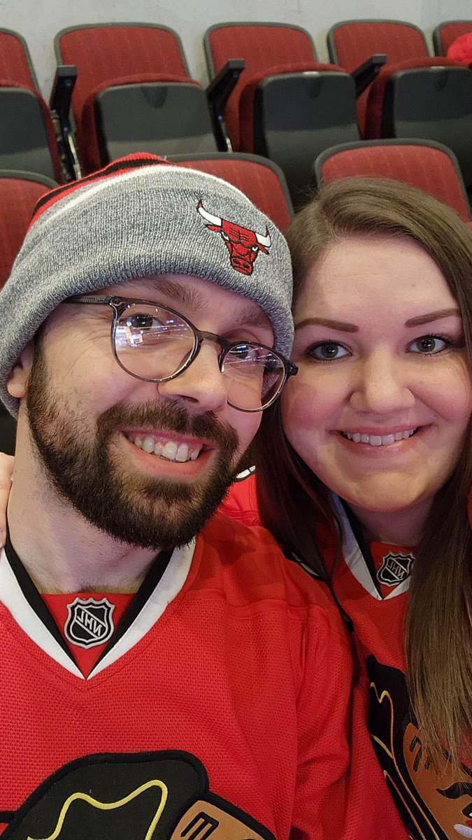 All the way from the UK to my first <a href="/NHLBlackhawks/">Chicago Blackhawks</a> game with <a href="/ACMayorStephie/">Stephanie🎈</a> - go Hawks!! 🏒 ❤️ #NHL