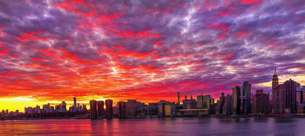 isardasorensen's tweet photo. Fiery #sunset skies over  #NYC on this first night of the new year. #HappyNewYear #HappyNewYear2023 https://t.co/UK3IjfCS0Q