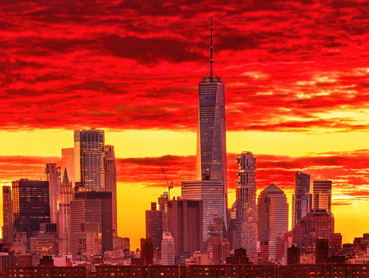 isardasorensen's tweet photo. Fiery #sunset skies over  #NYC on this first night of the new year. #HappyNewYear #HappyNewYear2023 https://t.co/UK3IjfCS0Q
