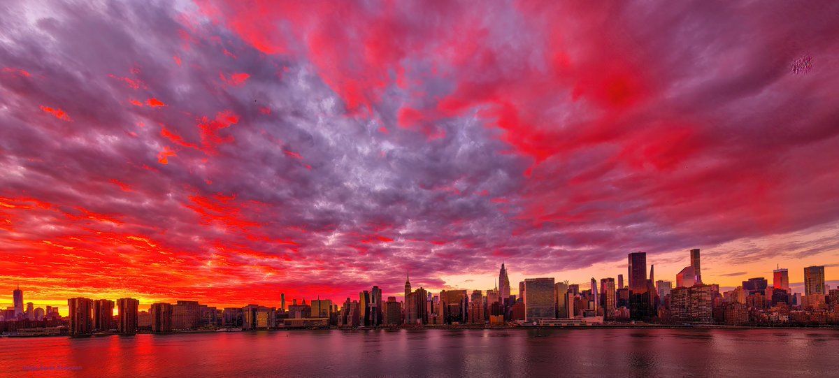 isardasorensen's tweet photo. Fiery #sunset skies over  #NYC on this first night of the new year. #HappyNewYear #HappyNewYear2023 https://t.co/UK3IjfCS0Q