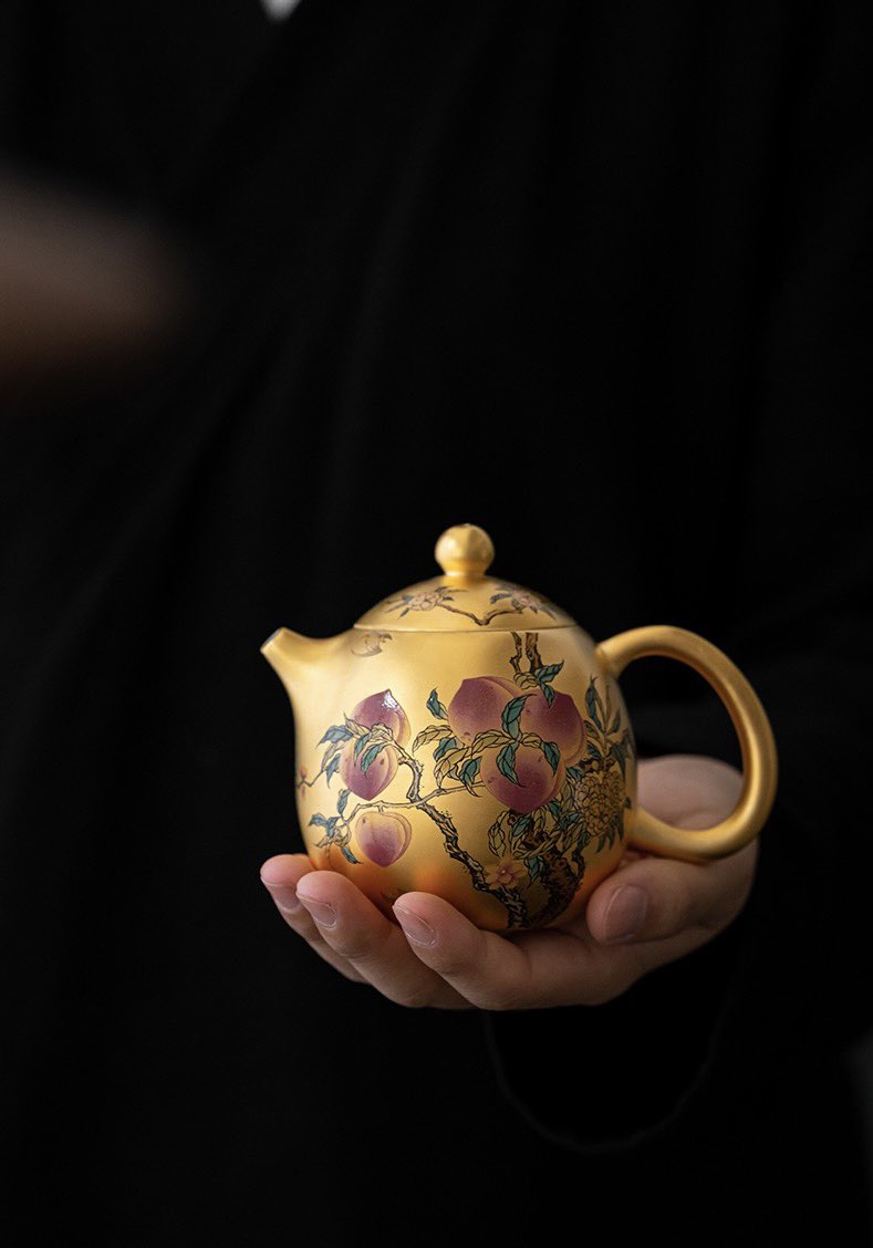 morimatea's tweet photo. And good craftsmanship of the handpainted would win the tea people the deep respect and great honor.
.
.
.
#ceramicart #artist #handicraft #handpainted #artwork #peach #dragon #beauty #exquisite #delicate #fineness #elegant #amazed #stunned #teapot #gilding #gilt #morimatea https://t.co/O7LUXAHCnn