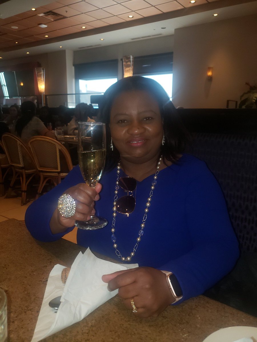 Frantzie09's tweet photo. Bonne et heureuse année!🥰 https://t.co/OA8EzKOJnV
