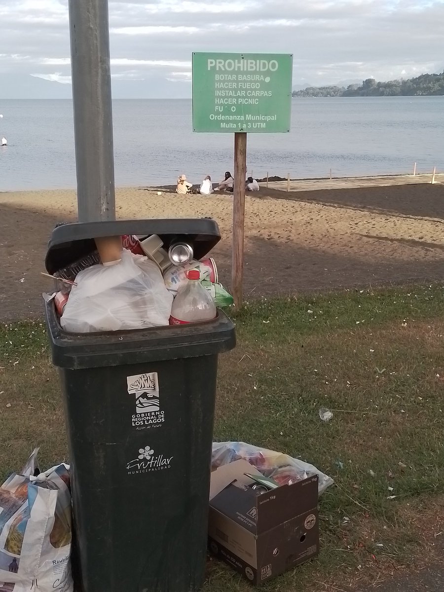 CharlieBio's tweet photo. #Frutillar de la alegria del #FelizAnoNuevo2023 con show de #drones a la ya característica imagen de la #ciudad y su borde en el #LagoLlanquihue = #contaminación y más contaminación.
Urge gestiones #preventivas y no #reactivas.
#TurismoResponsable #Verano2023 #Ecosistema https://t.co/ECeF4bgC0t