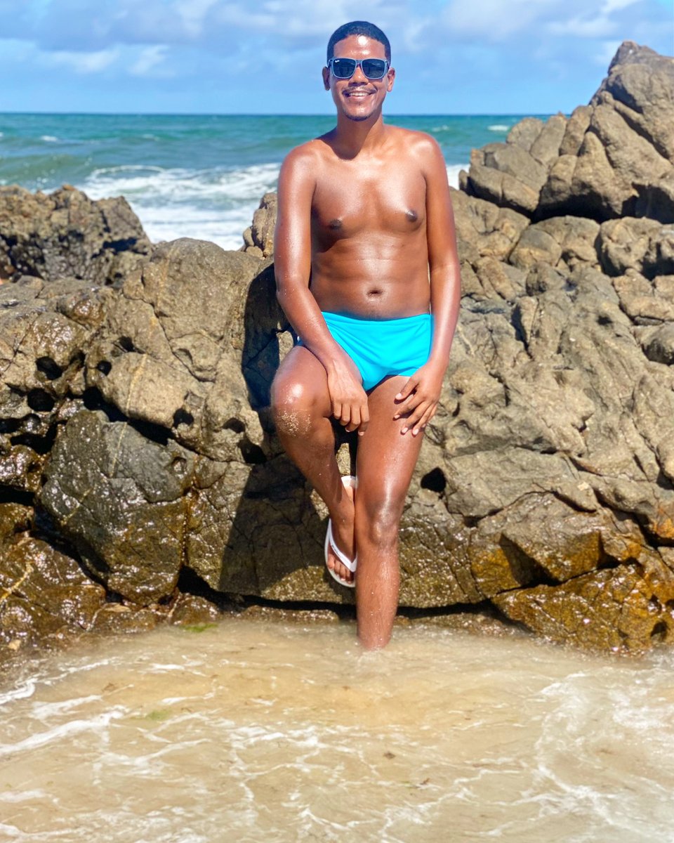 FelipePessoaSX's tweet photo. Primeira prainha de 2023 e não podia ser melhor, tudo lindo, companhias maravilhosas, um sol de laxxxcar e prenúncio de um ano ímpar e desafiante.
#2023 #feliz2023 #praieiro #boygay #hot #sun #solar #beach #playa #exhib #bahia #salvador #soterobaiano #marear #sunga https://t.co/psYTuEtVtv