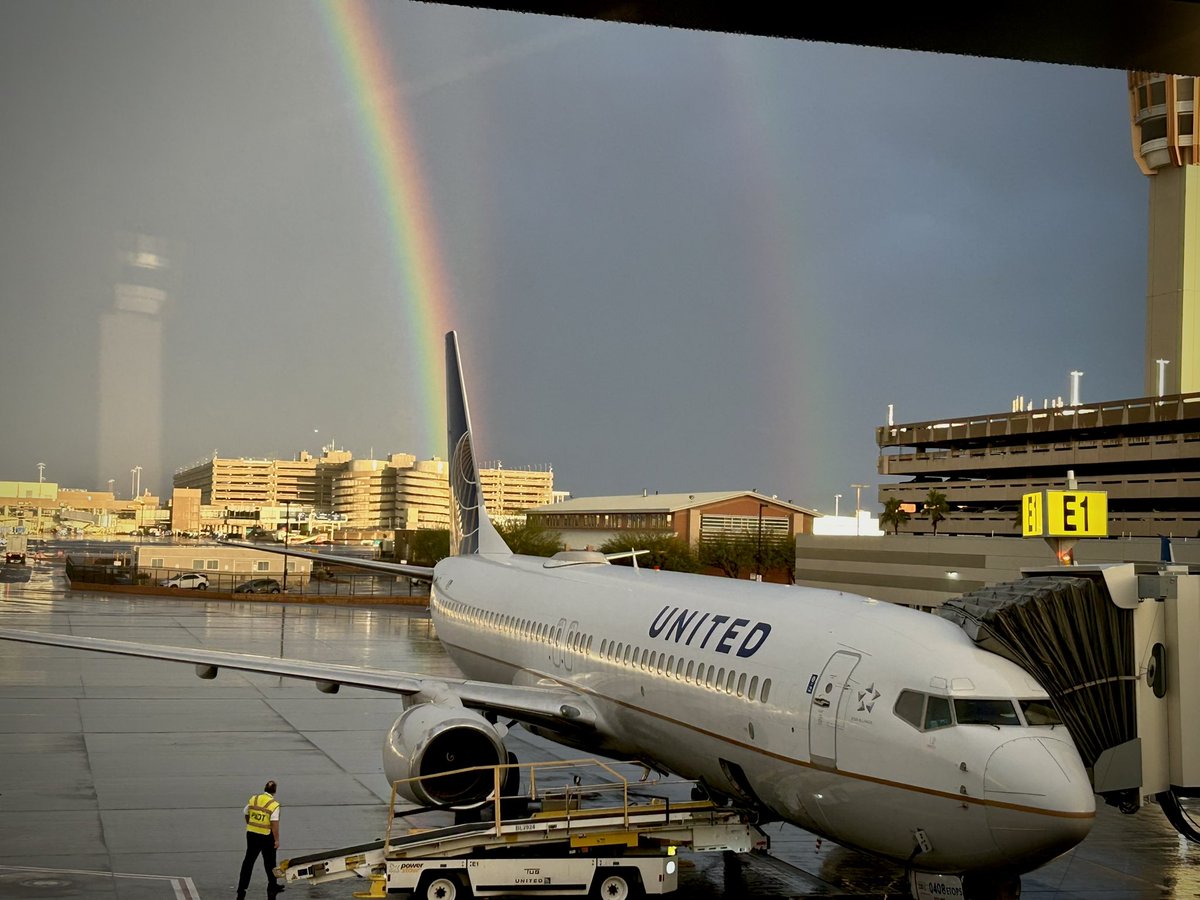 Warren_JL's tweet photo. Hopefully this is a sign of a great flight!!

@united #friendlyskies https://t.co/eS2zZzRvPw