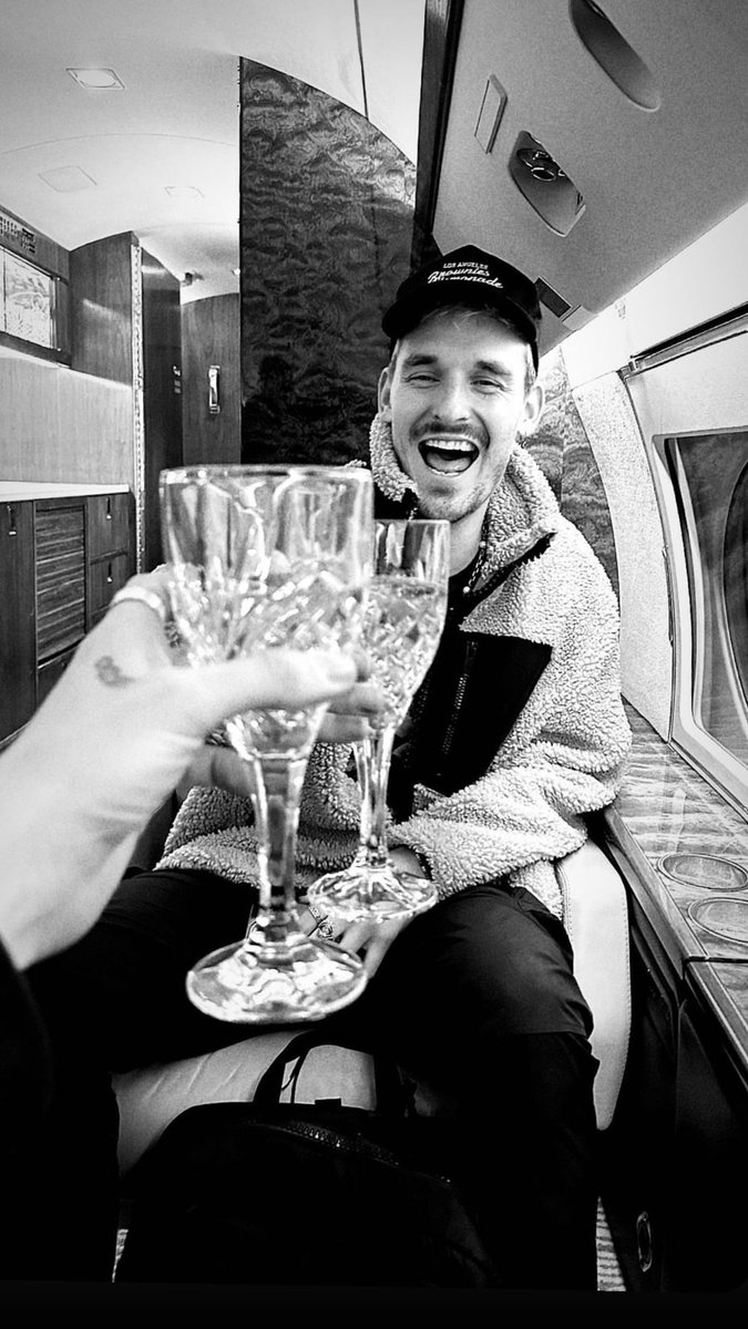 Griz's tweet photo. Happy new year! peace and good blessings to you and yours 💕 https://t.co/MyN4z6ITZd