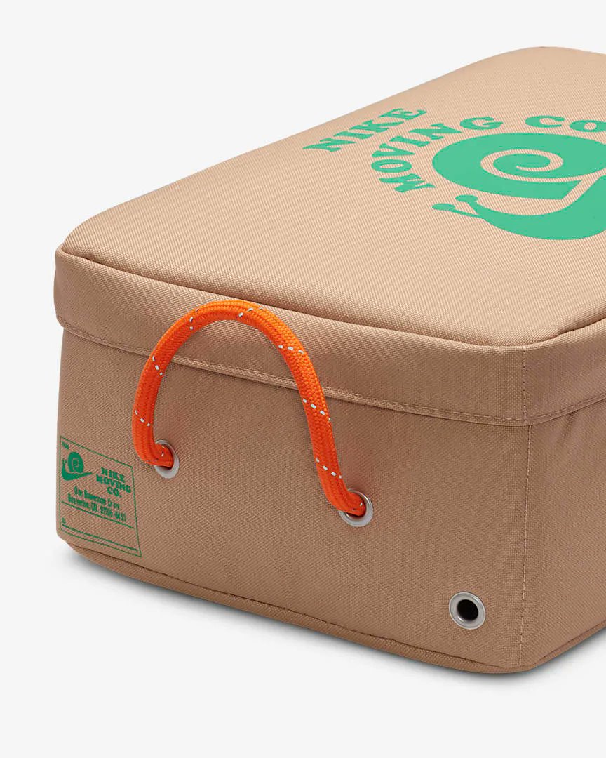 JustFreshKicks's tweet photo. NEW Nike Shoe Box Bag 'Hemp'

https://t.co/jeNJAiJWUo https://t.co/RbMSE07gDo