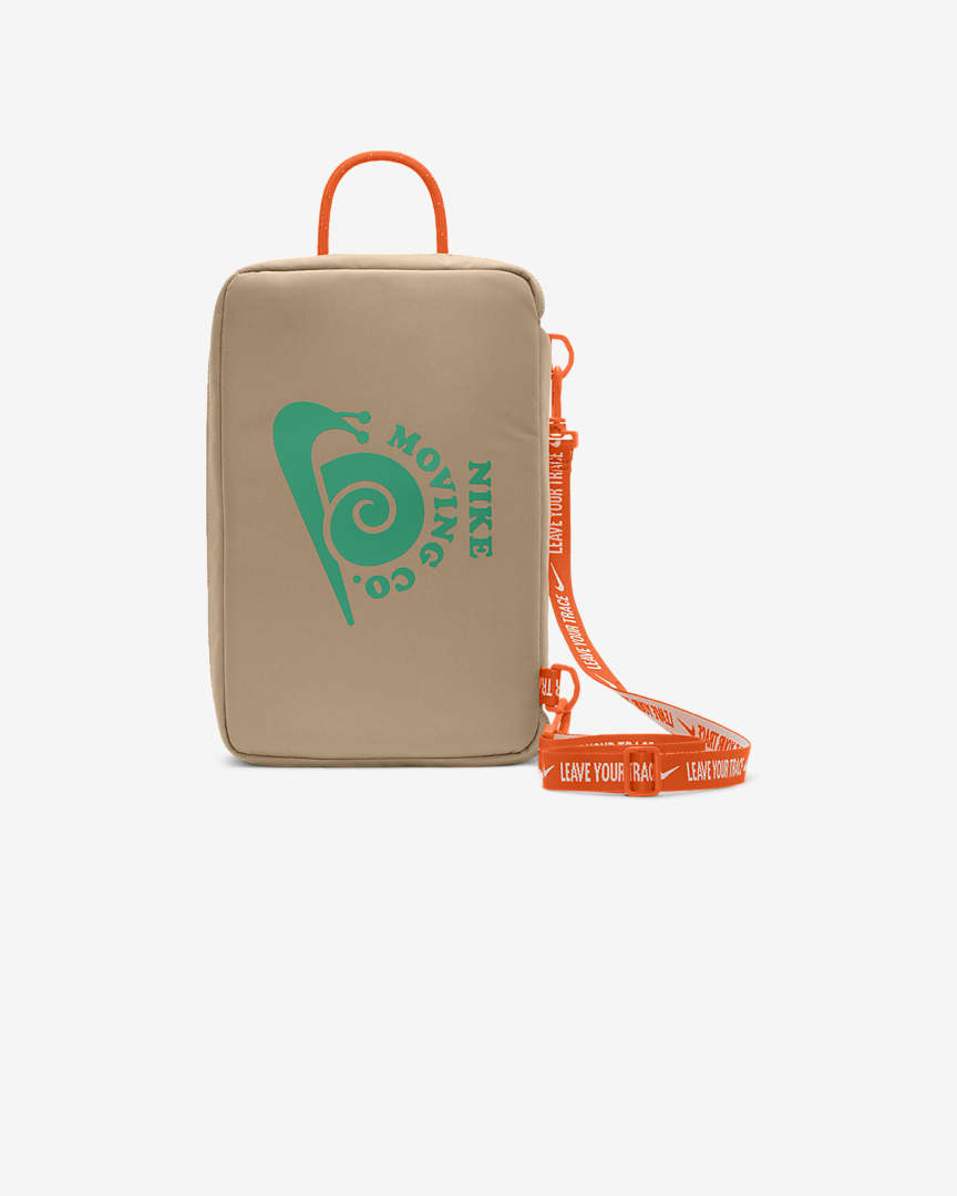 JustFreshKicks's tweet photo. NEW Nike Shoe Box Bag 'Hemp'

https://t.co/jeNJAiJWUo https://t.co/RbMSE07gDo