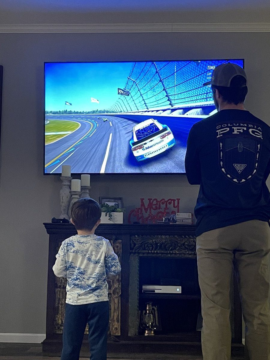 BaileyJoJohnson's tweet photo. Trying to ride the wall like @RossChastain #hailmelon 🍉 #nascarkid https://t.co/iTpFzYXbQx