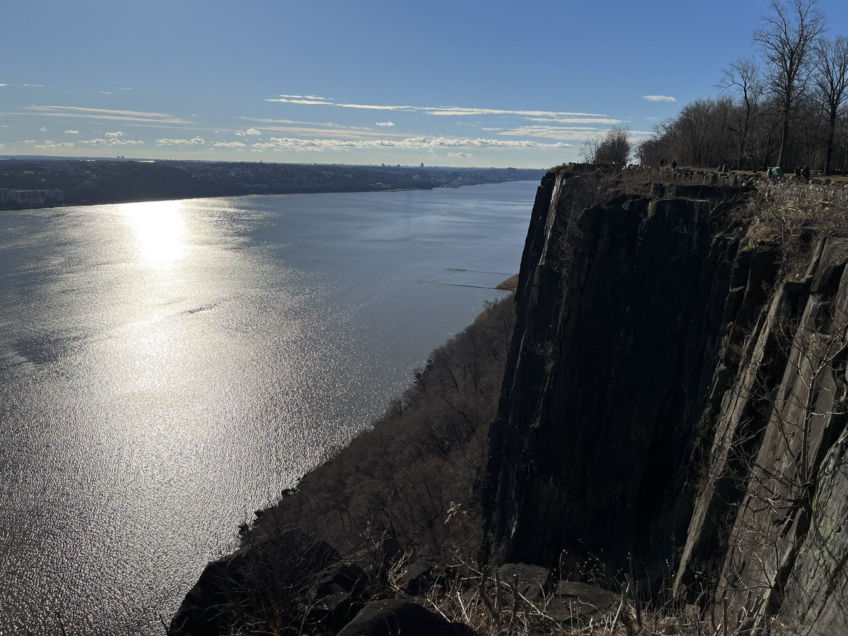 g_bauwens's tweet photo. #2023NewYear #HappyNewYear2023
Excellent start of the year today hiking along the #Hudson, enjoying the winter sun and the views from the #Palisades ๐
#StateLineLookout @njpalisades https://t.co/R4bTzURkTH