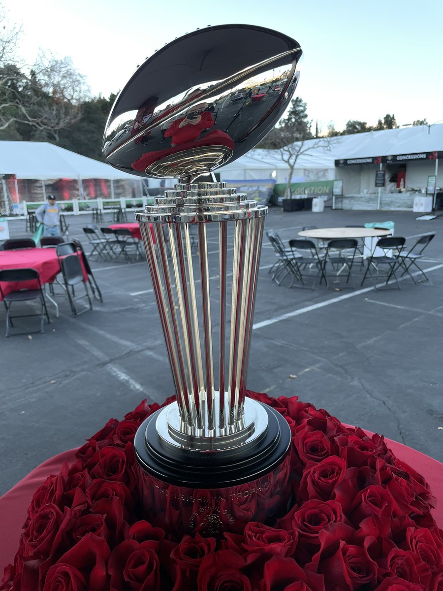 ReaganHackett's tweet photo. Back like we never left. Let’s bring this thing home tomorrow @Utah_Football! 
#GoUtes 🌹🌹 https://t.co/i6iUbJJUyp