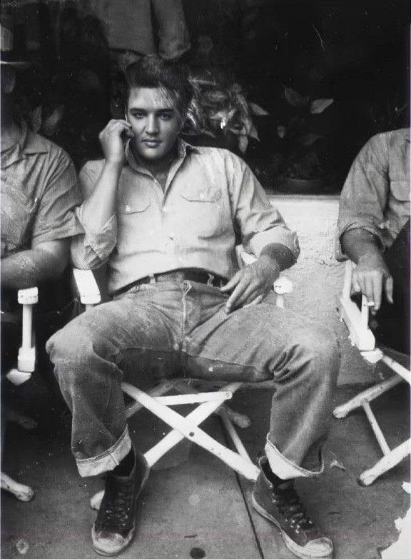 jailhousebutler's tweet photo. elvis can manspread all he wants iktr!! https://t.co/jK6Lyw3vRQ