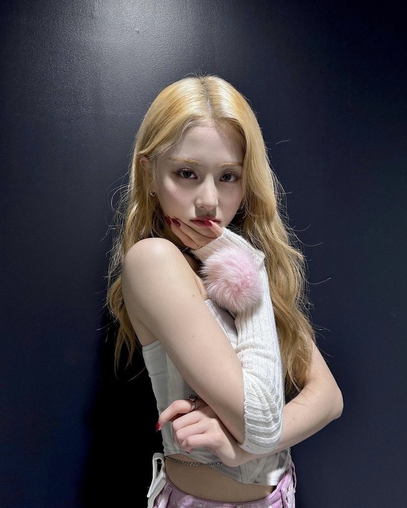 clovercdy's tweet photo. ✰ — Eᴍᴍᴀ’s ɴᴇᴡ ᴘᴏsᴛ #codegram 

the lady in pink
- Feliz ano novo para todos vocês, mais um ano iluminados com minha ilustre presença. https://t.co/4TRvRkOXAS