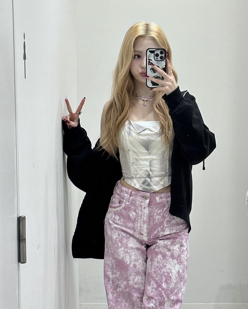 clovercdy's tweet photo. ✰ — Eᴍᴍᴀ’s ɴᴇᴡ ᴘᴏsᴛ #codegram 

the lady in pink
- Feliz ano novo para todos vocês, mais um ano iluminados com minha ilustre presença. https://t.co/4TRvRkOXAS