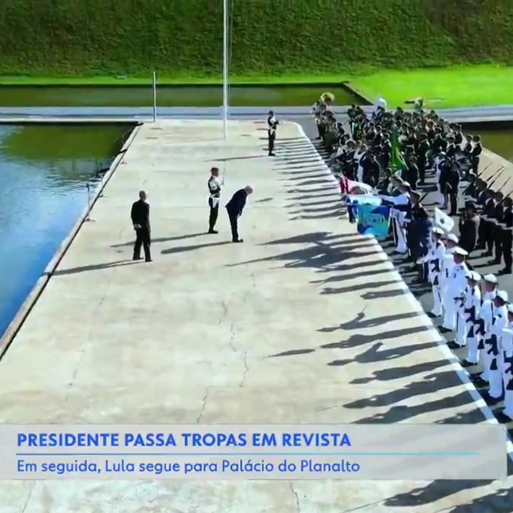 desmentindobozo's tweet photo. @andreporci O senhor está divulgando uma mentira. Ele não só não ignorou, como ainda fez uma reverência às bandeiras das Forças. https://t.co/osQajnVzFv
