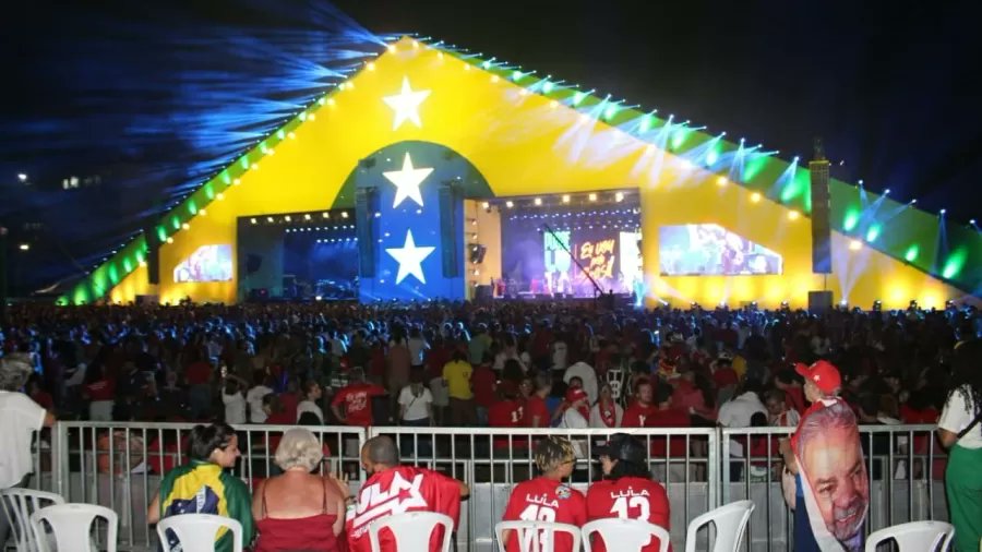 UOLNoticias's tweet photo. Show da posse de Lula reúne 280 mil a menos que o esperado https://t.co/c1mkIzwyxV