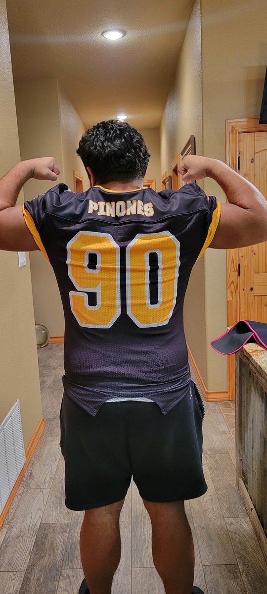 PinonesRuby's tweet photo. #TeamPinones will play his last football game ever this Saturday. His dream was always to make it to the NFL and play for the Browns, but now the love and passion for Shot has taken over and brighten his future.USA Olympic shot putter Dream🙏💪 #95out #FutureLonghorn
#shot #70ft https://t.co/w6K7pin0Zt