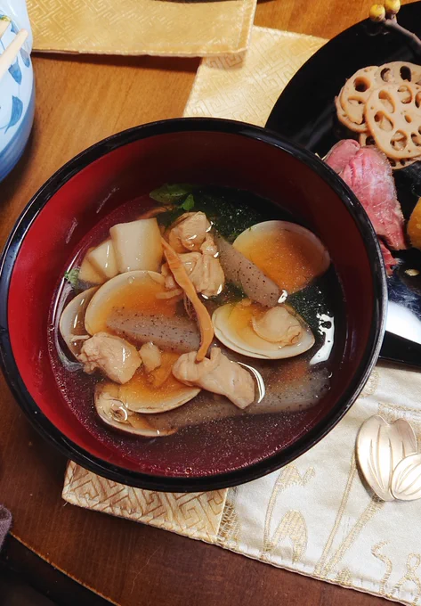 地域性出ておもろいのでうちも雑煮 ハマグリとするめと鶏肉 