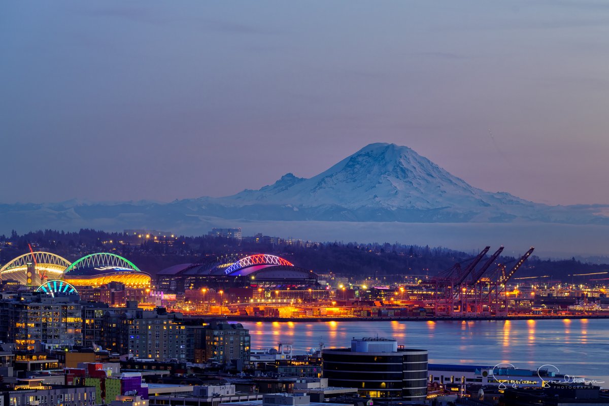 sigmas's tweet photo. First #Seattle #Sunset of 2023, #Tahoma aka #MountRainier came out to say hello to the new year. https://t.co/x14lpRJvbq