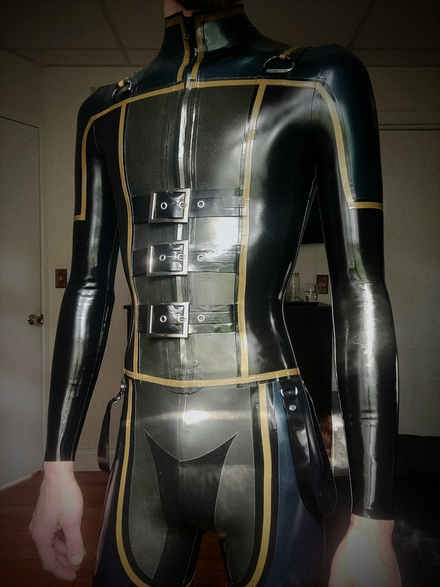 Rubber_Moth's tweet photo. A small break from photoshoot pics to share something a little more casual. 

Suit by @KinkProjects 
Polished with @VivishineLatex 
#latex #latexsuit #latexfashion #shinylatex #catsuit #LegendofZelda #latexmodel #latexcatsuit #latexcosplay https://t.co/YZ2us25vpZ