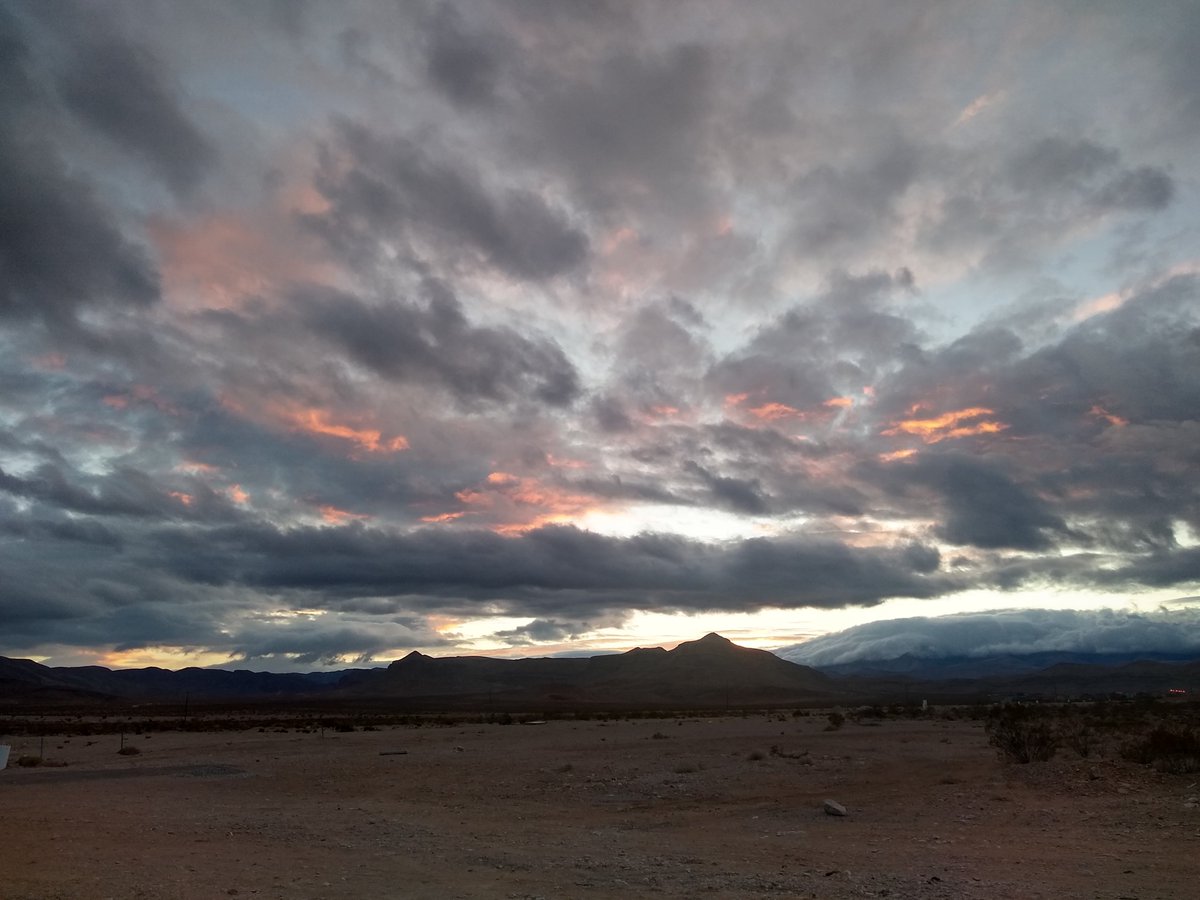 Those #vegas sunsets 😍 #winter #desert #springmountains #nevada #newyearsday