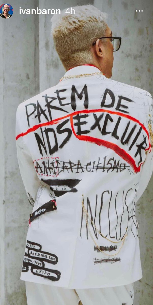 Uma pessoa com deficiência sobe a rampa: histórico